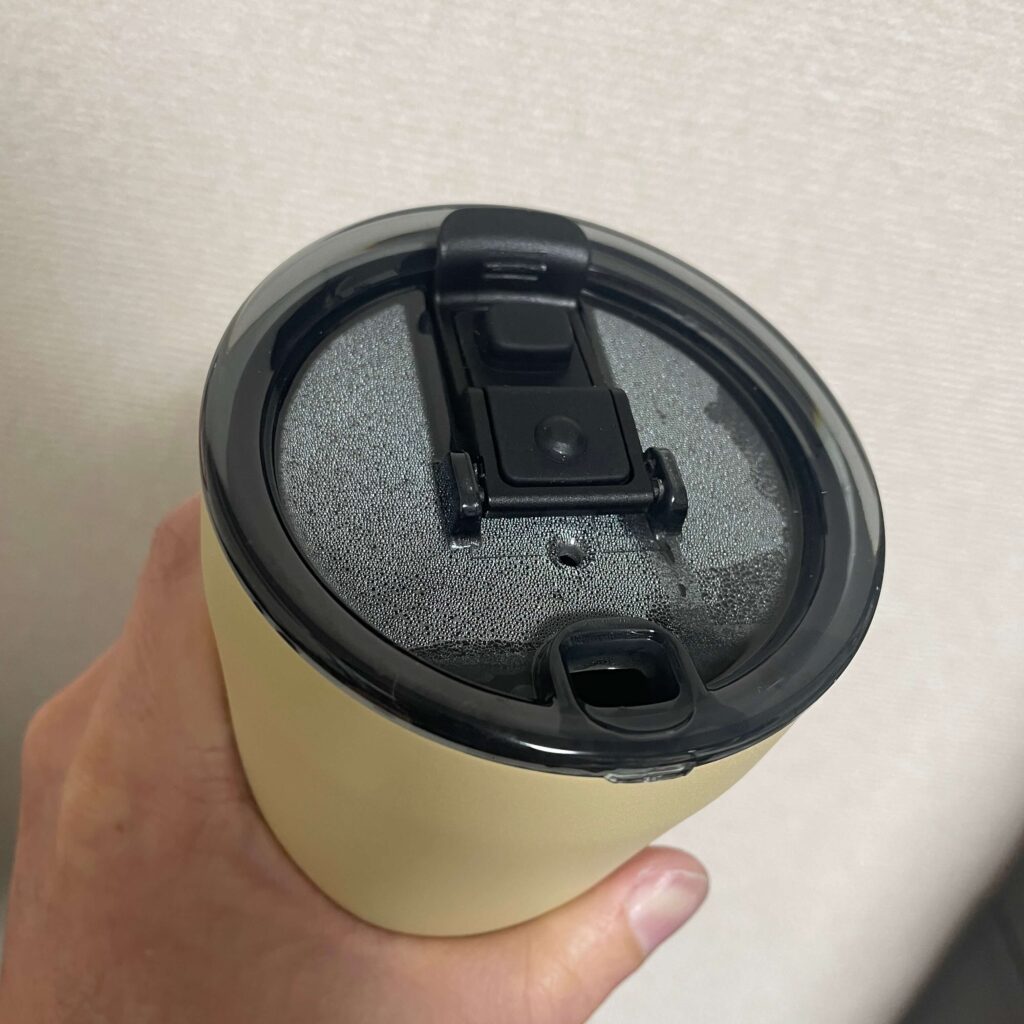 筆者愛用のSTTOKEタンブラーのフタ