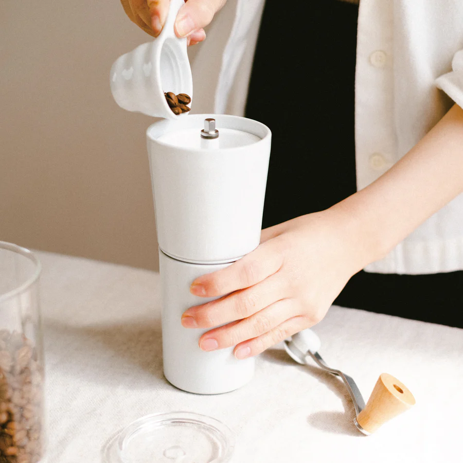 Ceramic Coffee Grinderは白くて優しいデザインの手動ミル