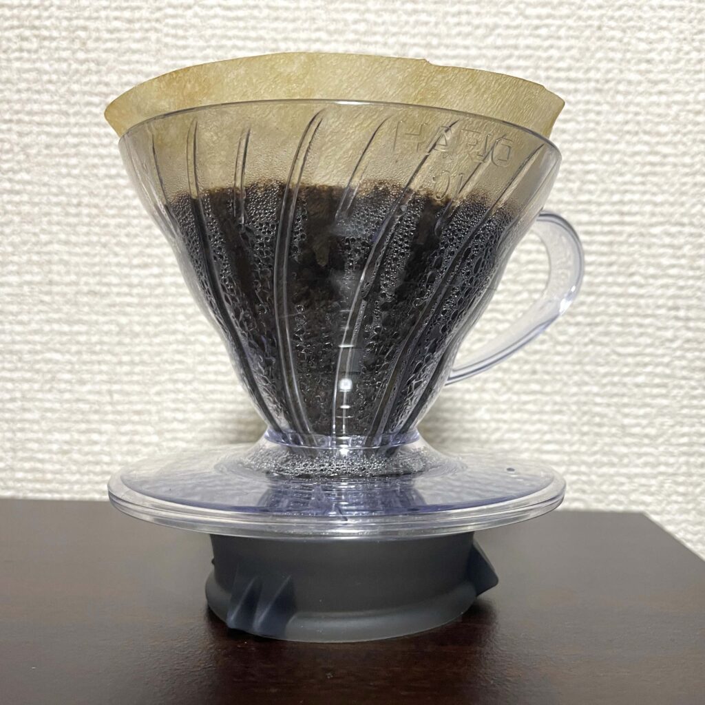V60 グラスサーバー600 クリアのフタを受け皿にしてる様子