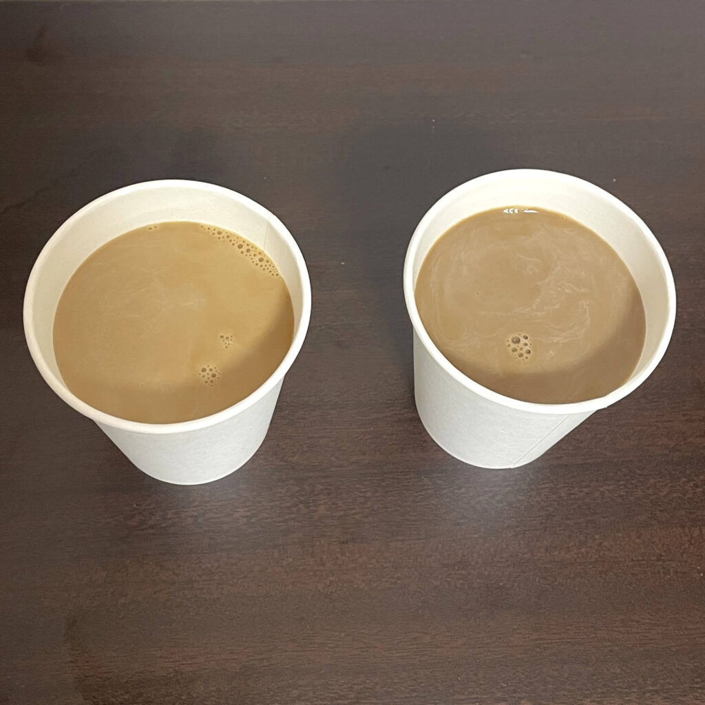 左がカフェインレス、少し色が淡い