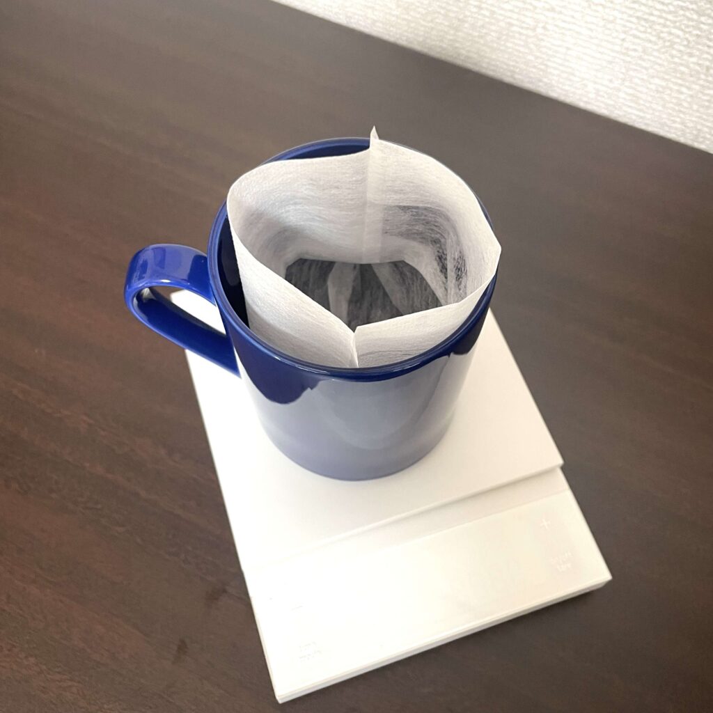 マグカップなどで固定して粉を入れやすくする
