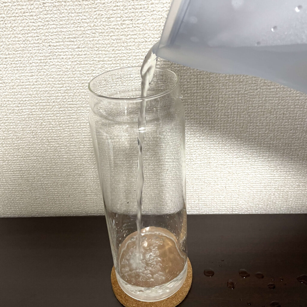 先に水を入れることで粉漏れを防ぎます