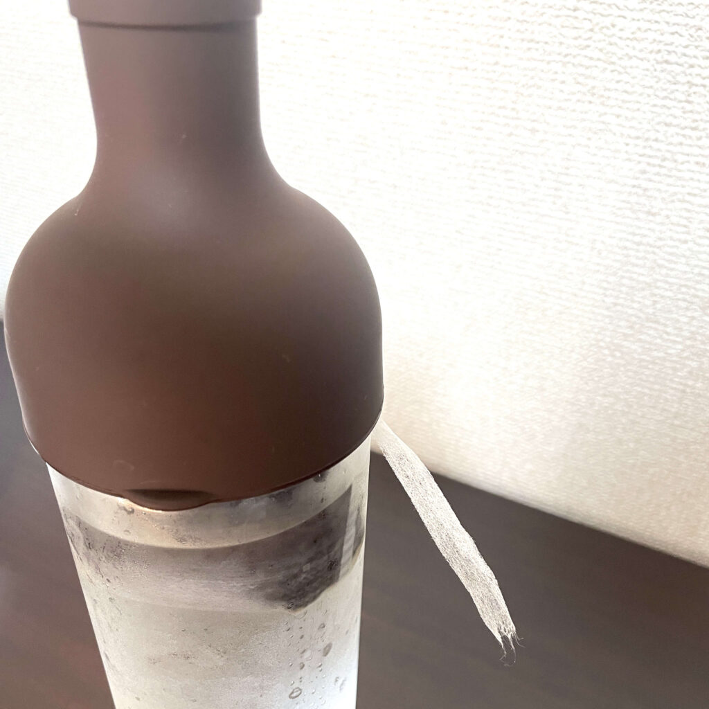 ヒモを出して挟むようにフタをする