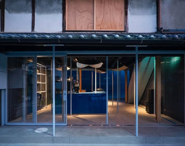 OUTSTANDING COFFEE ROASTERの店舗の外観(京都のコーヒー豆専門店)