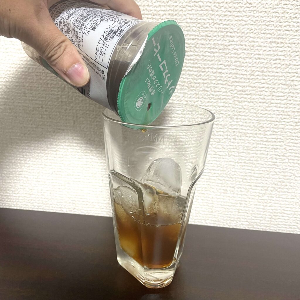 ファミマの「シトラスコーヒー」はグラスに氷を入れて飲むとおいしい