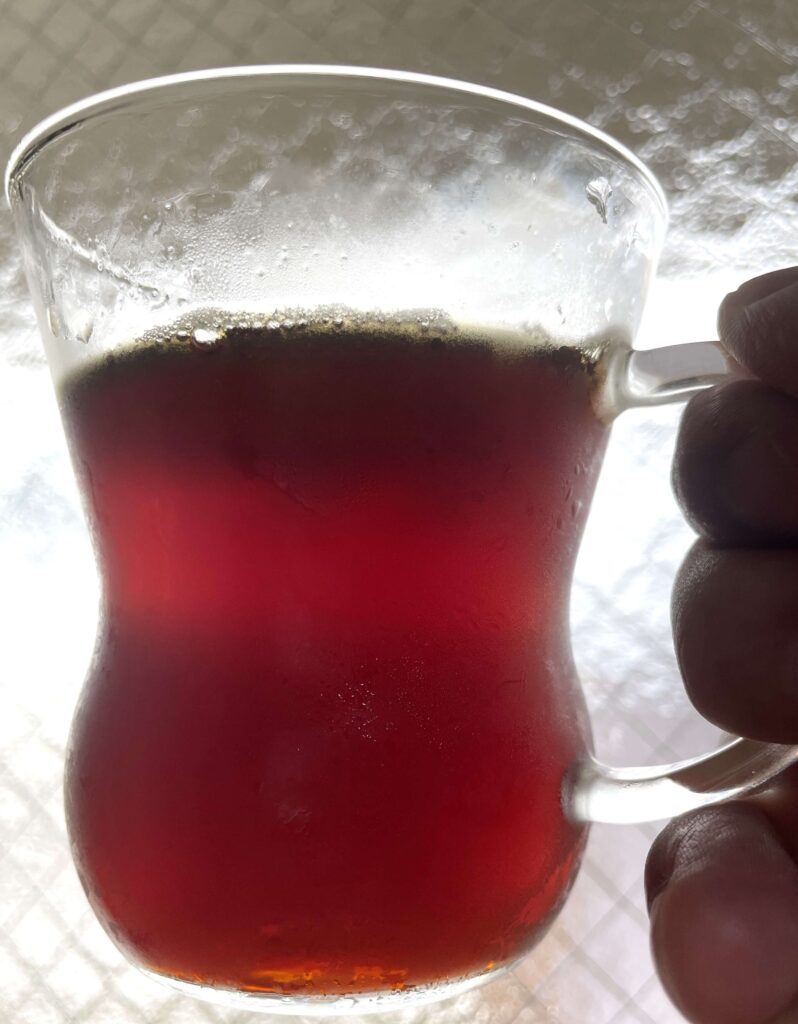 ハリオの「耐熱ウーロンマグ（すき）」だとコーヒーが赤いことも分かる