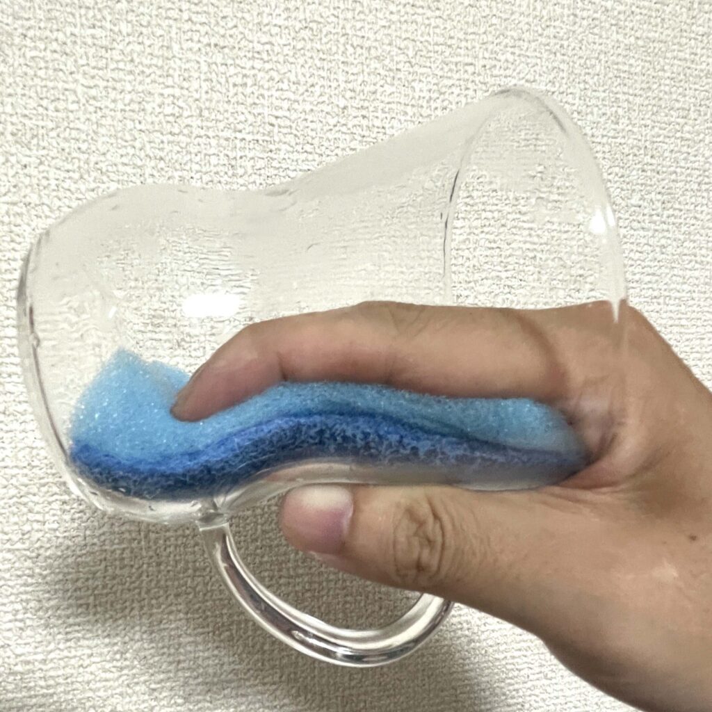 ハリオの「耐熱ウーロンマグ（すき）」は、手洗いのスポンジでも洗いやすい