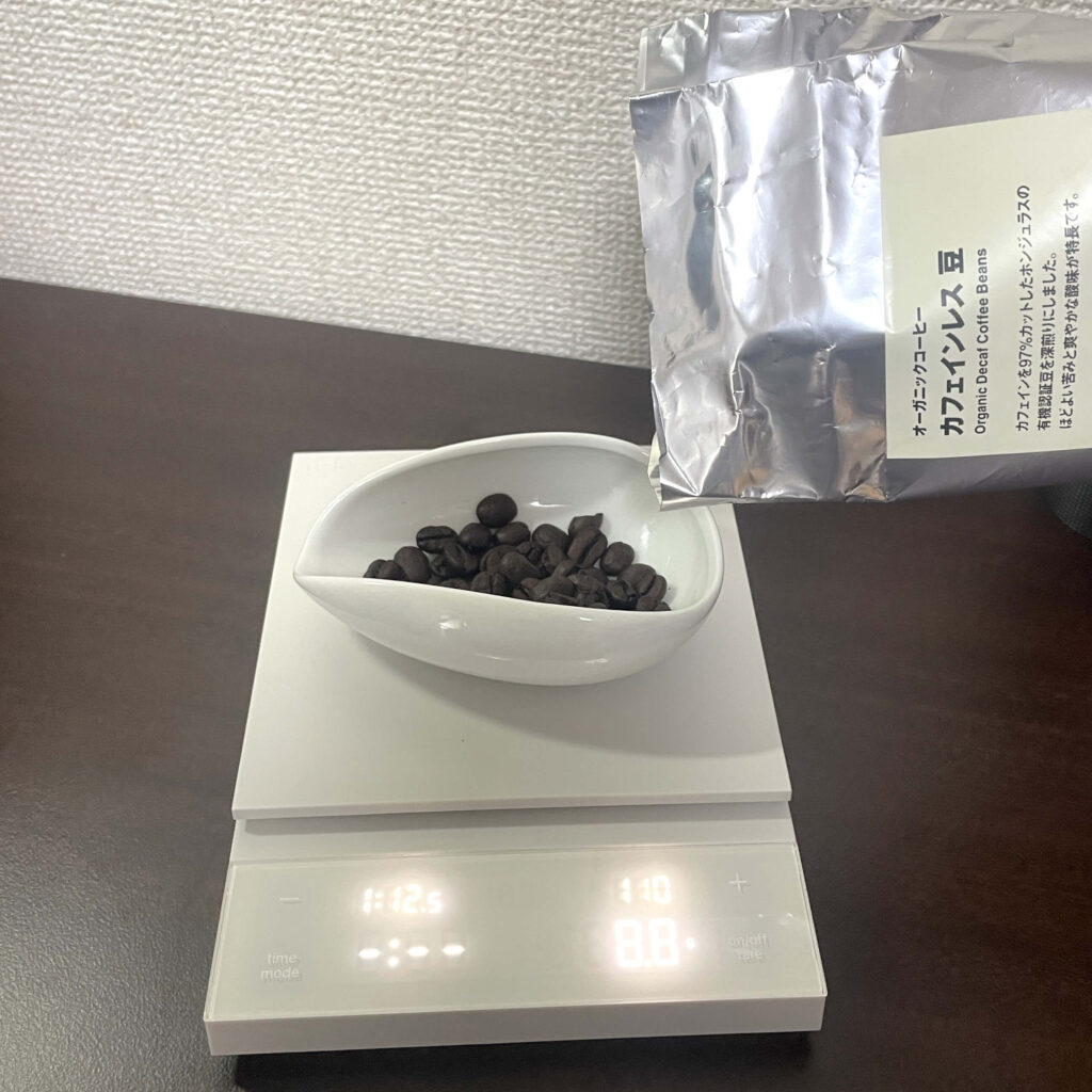 コーヒー豆の計量皿は平たく、豆がこぼれにくい