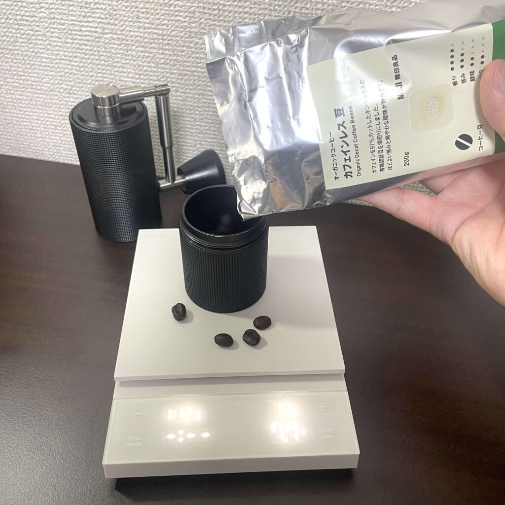 コーヒー豆の計量皿がないとこぼれやすい