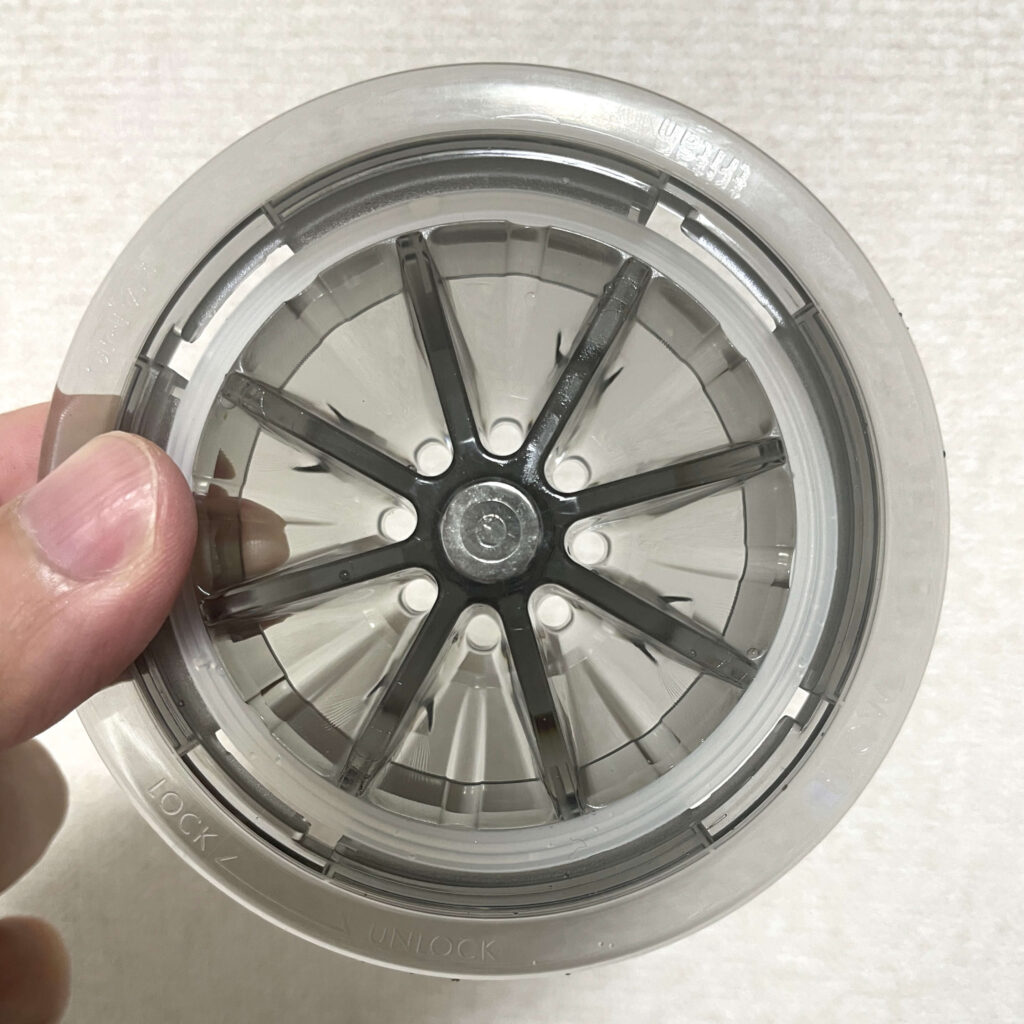 パッキンあり。
装着時は本体とぎゅっと密着している。