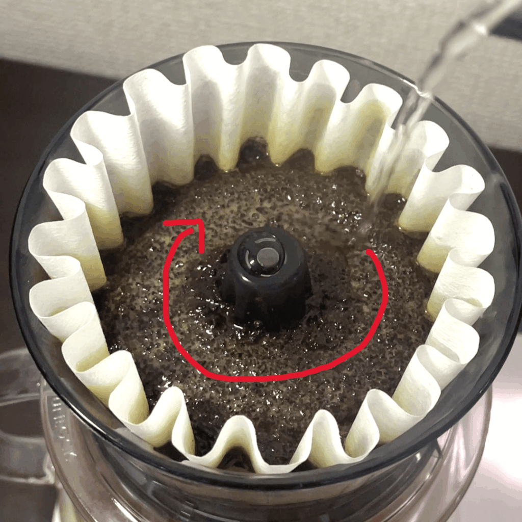 「Flow Dripper」で円を描くように注ぐ