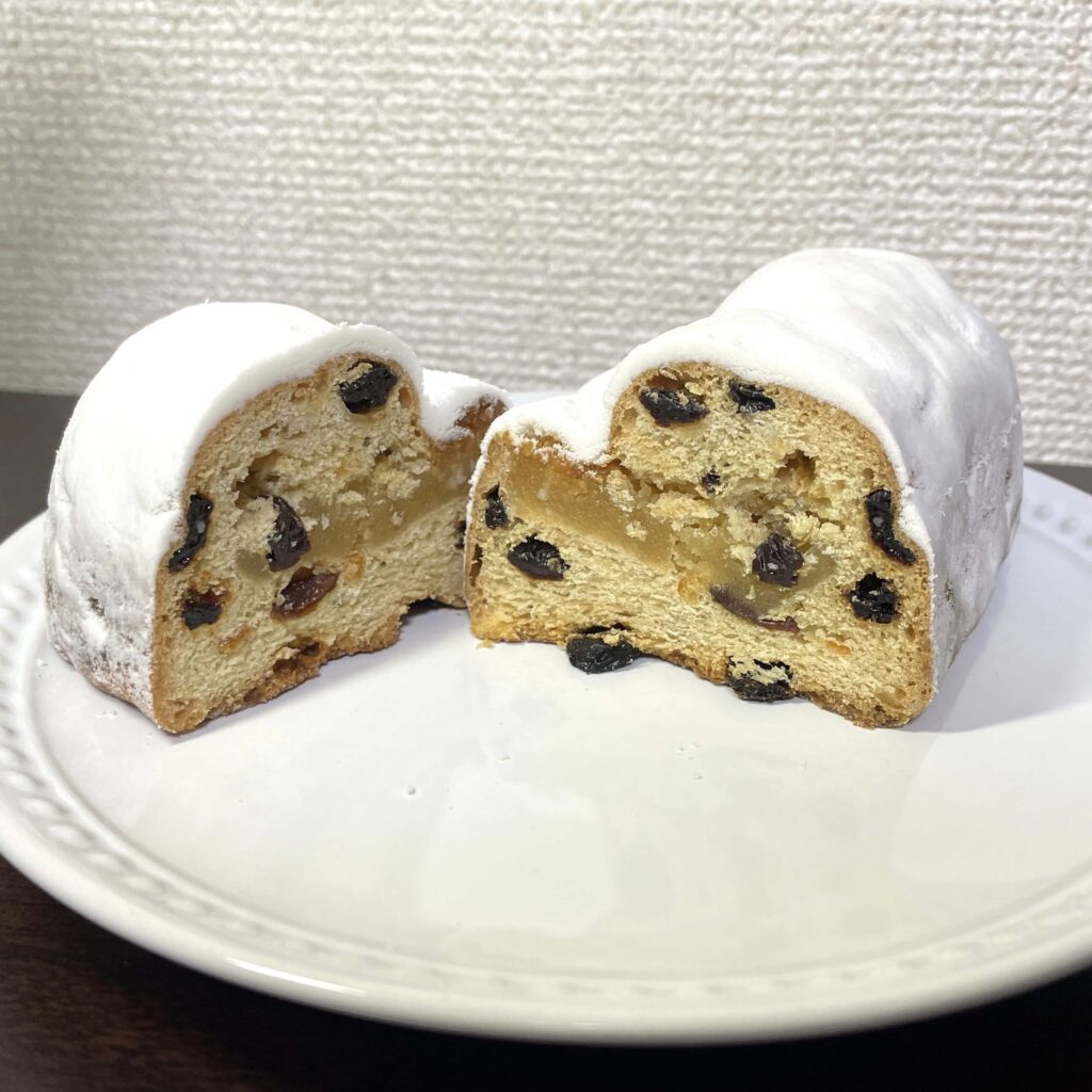 レーズン、アーモンド、オレンジレモンピール、マジパンなどが入っている