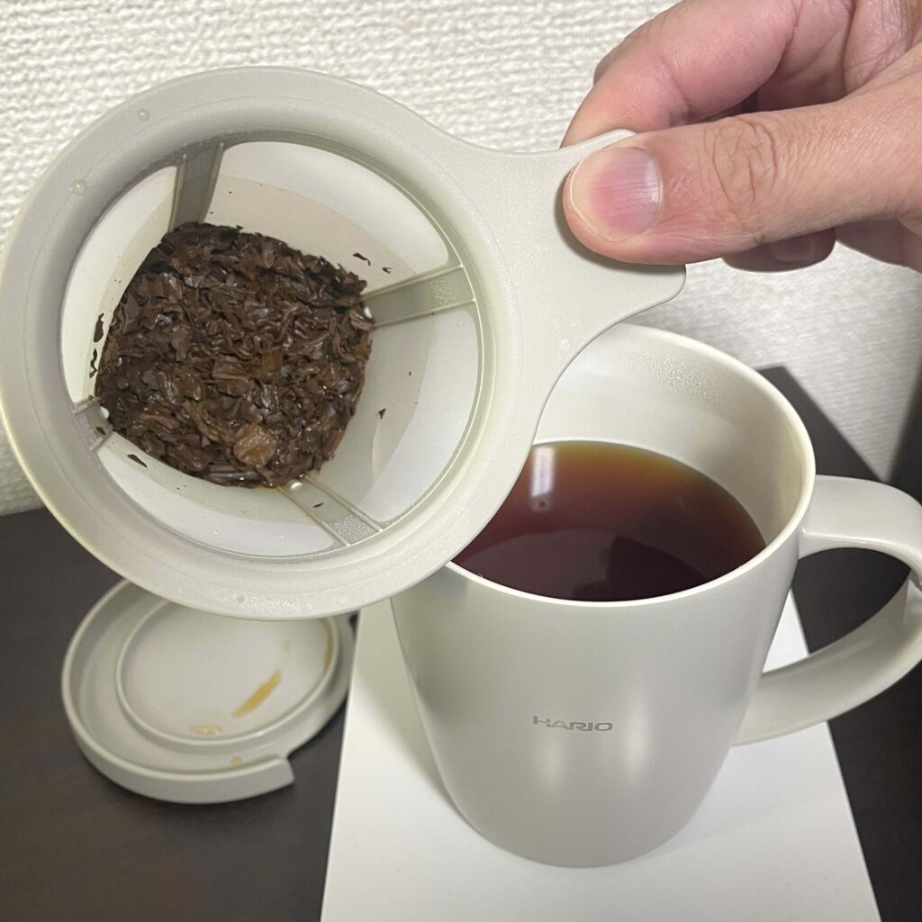 ハリオ「ティー&コーヒーメーカーマグ」で、紅茶を淹れた様子