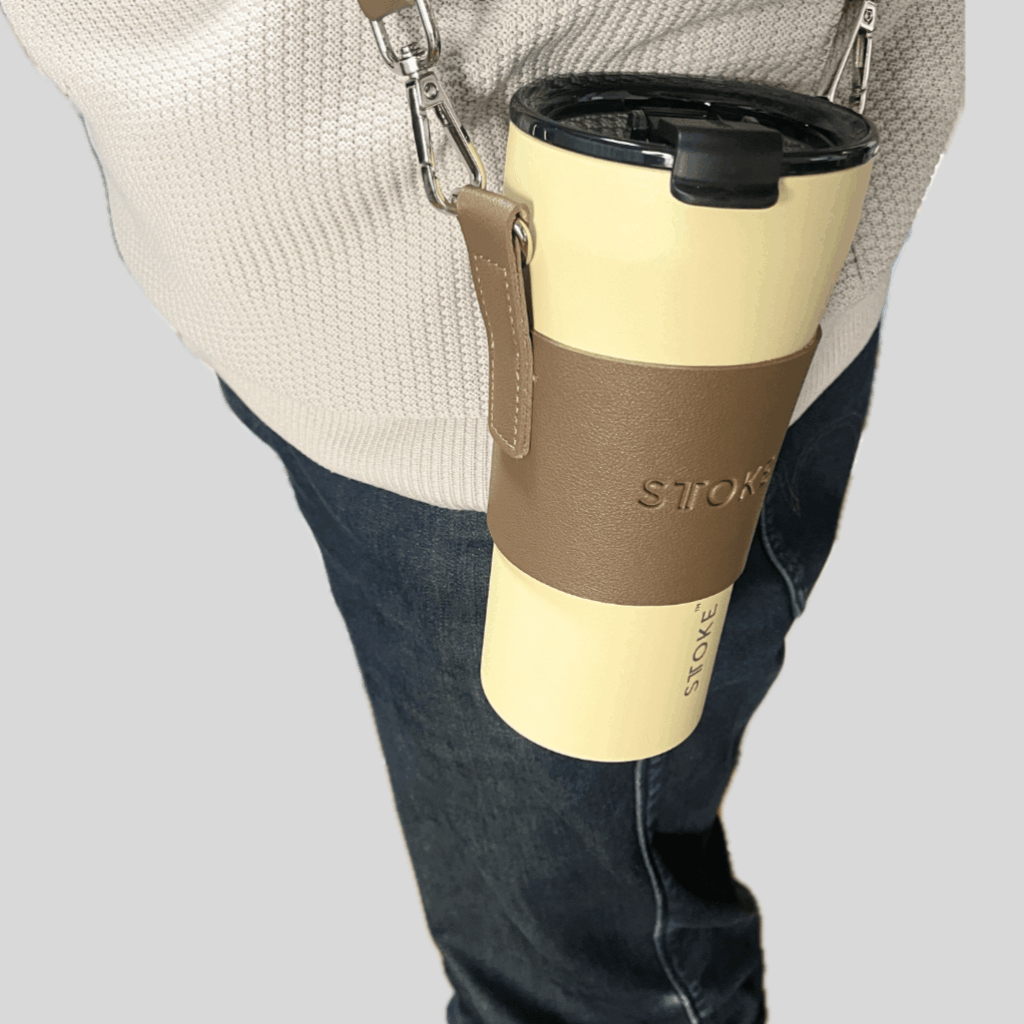 STTOKEタンブラーを専用キャリーストラップで肩掛け（斜め掛け）して持ち歩く様子