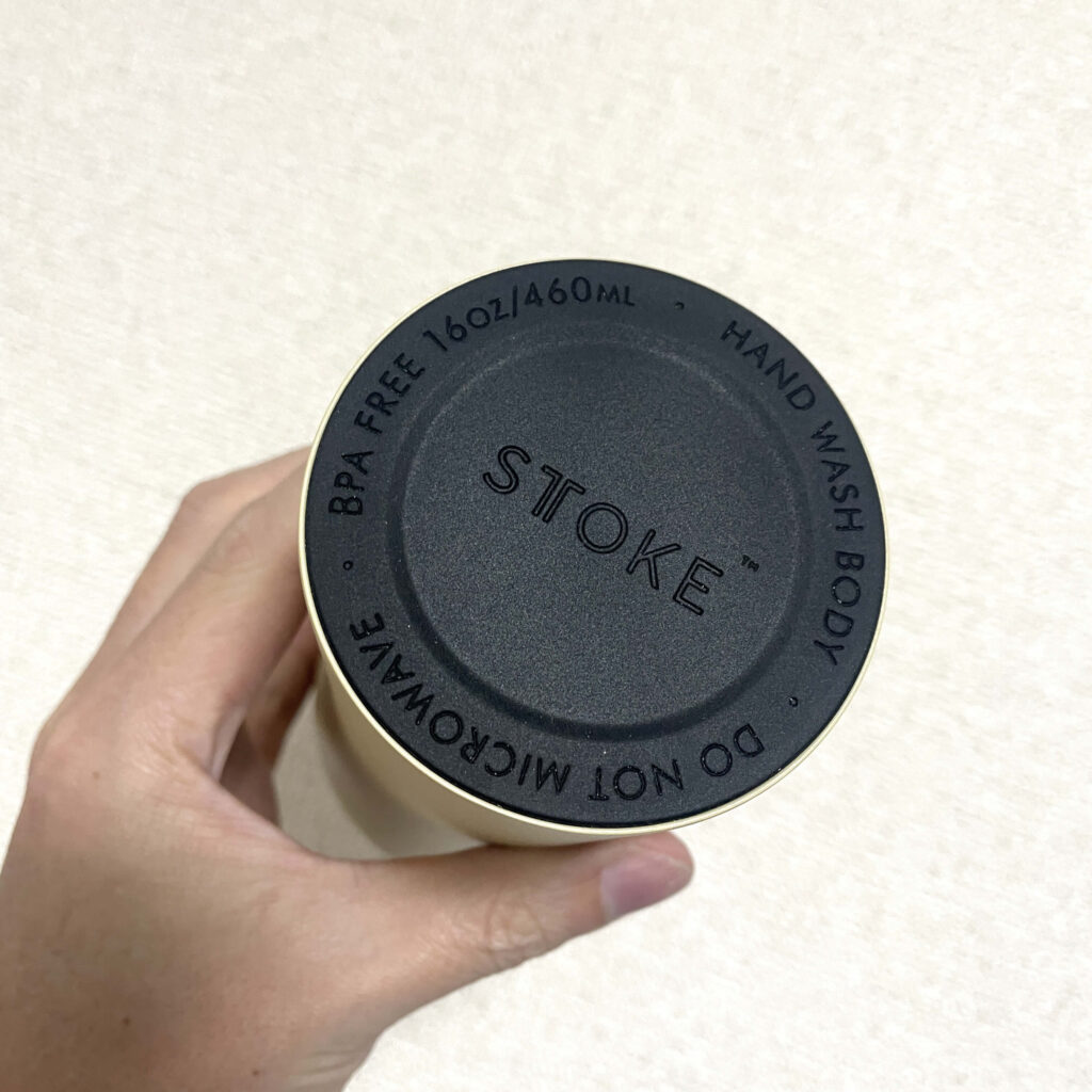 カタカタ音を防ぐSTTOKE（ストーク）タンブラー底面のすべり止めラバーとロゴ