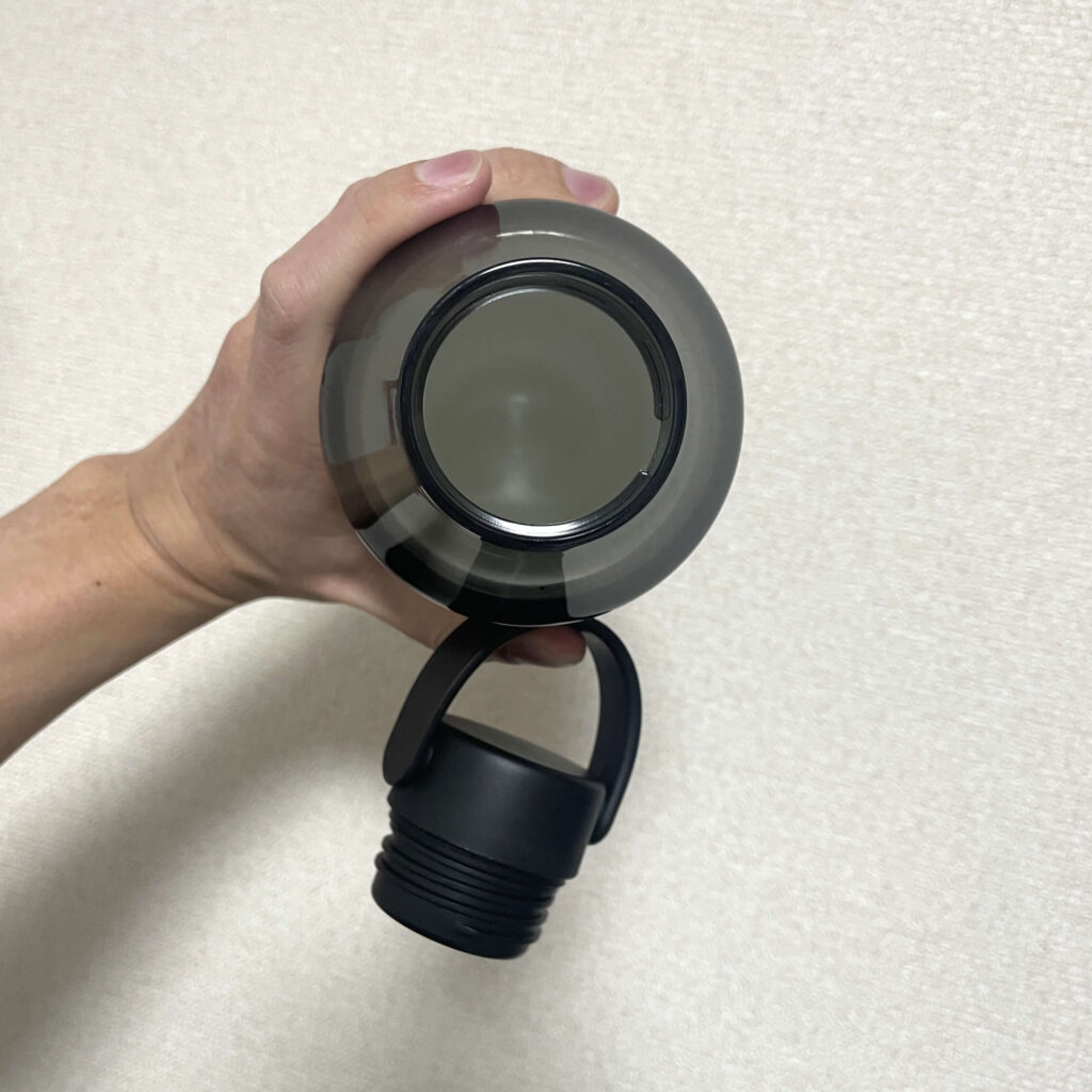 STTOKE（ストーク）タンブラー専用ボトルキャップの広い飲み口（上部からの視点）