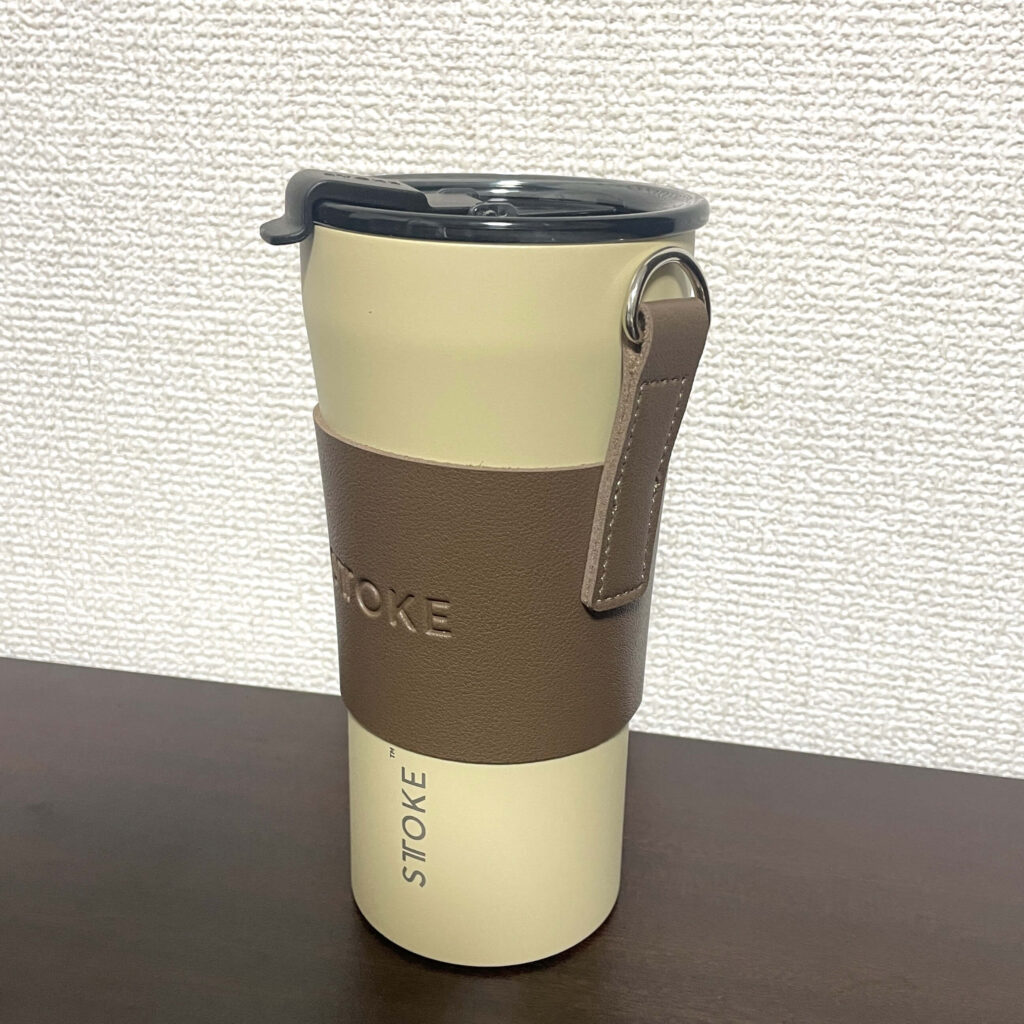 STTOKEタンブラーに短いレザーストラップのみを装着し、カラビナ等にも付けられる状態
