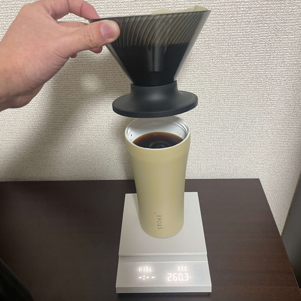 ハンドドリップでストークに抽出している様子