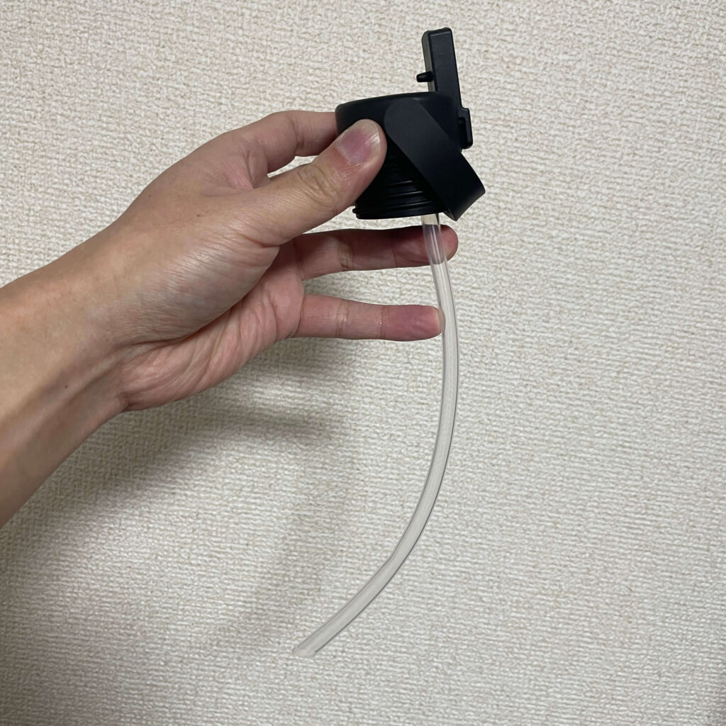 STTOKEタンブラー専用のストロー付きボトルキャップ。長いシリコンストローが付属している様子