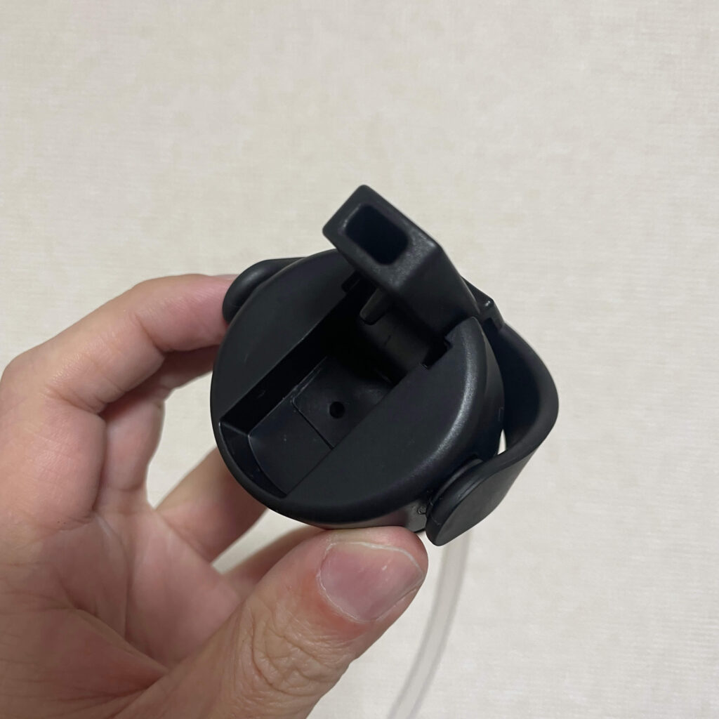 STTOKEストローキャップの飲み口部分。片手で開閉しやすく、運転中も飲みやすい設計