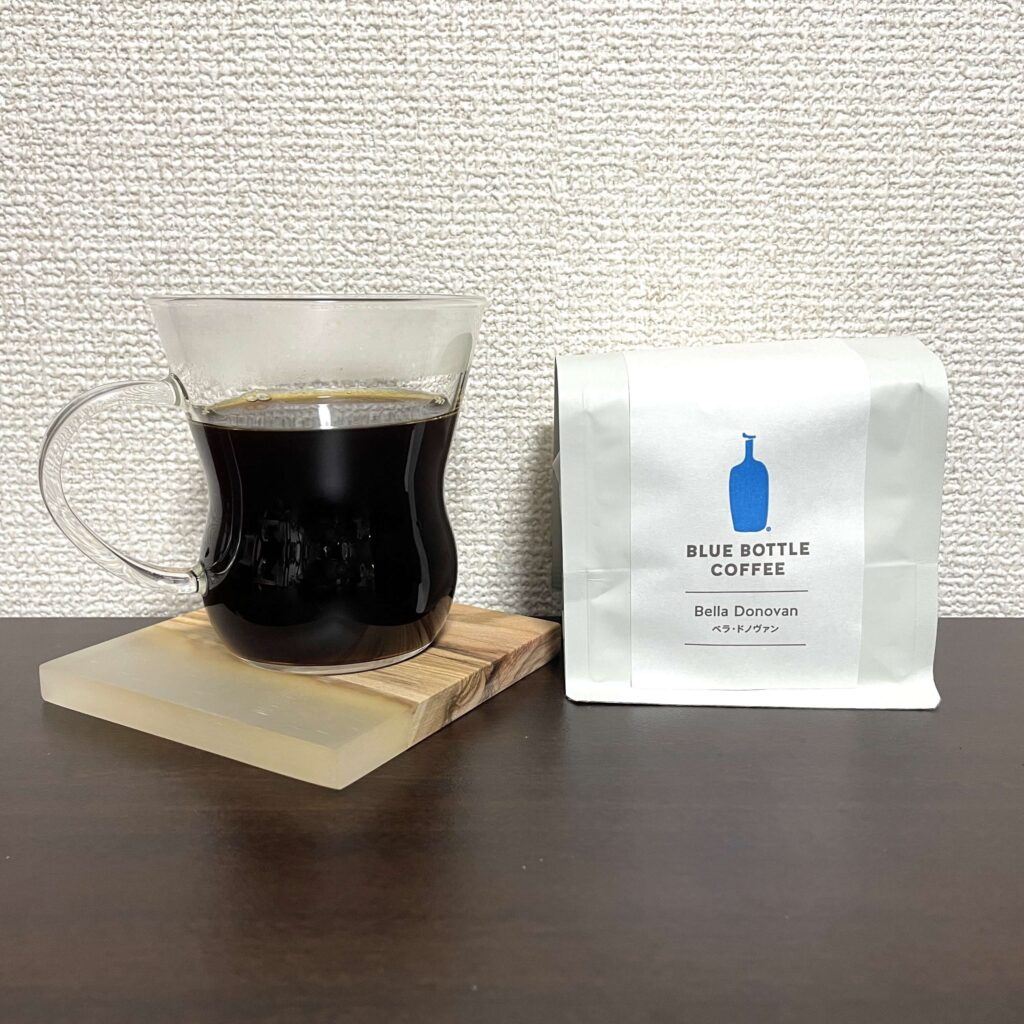 抽出したベラ・ドノヴァンのコーヒーとパッケージ