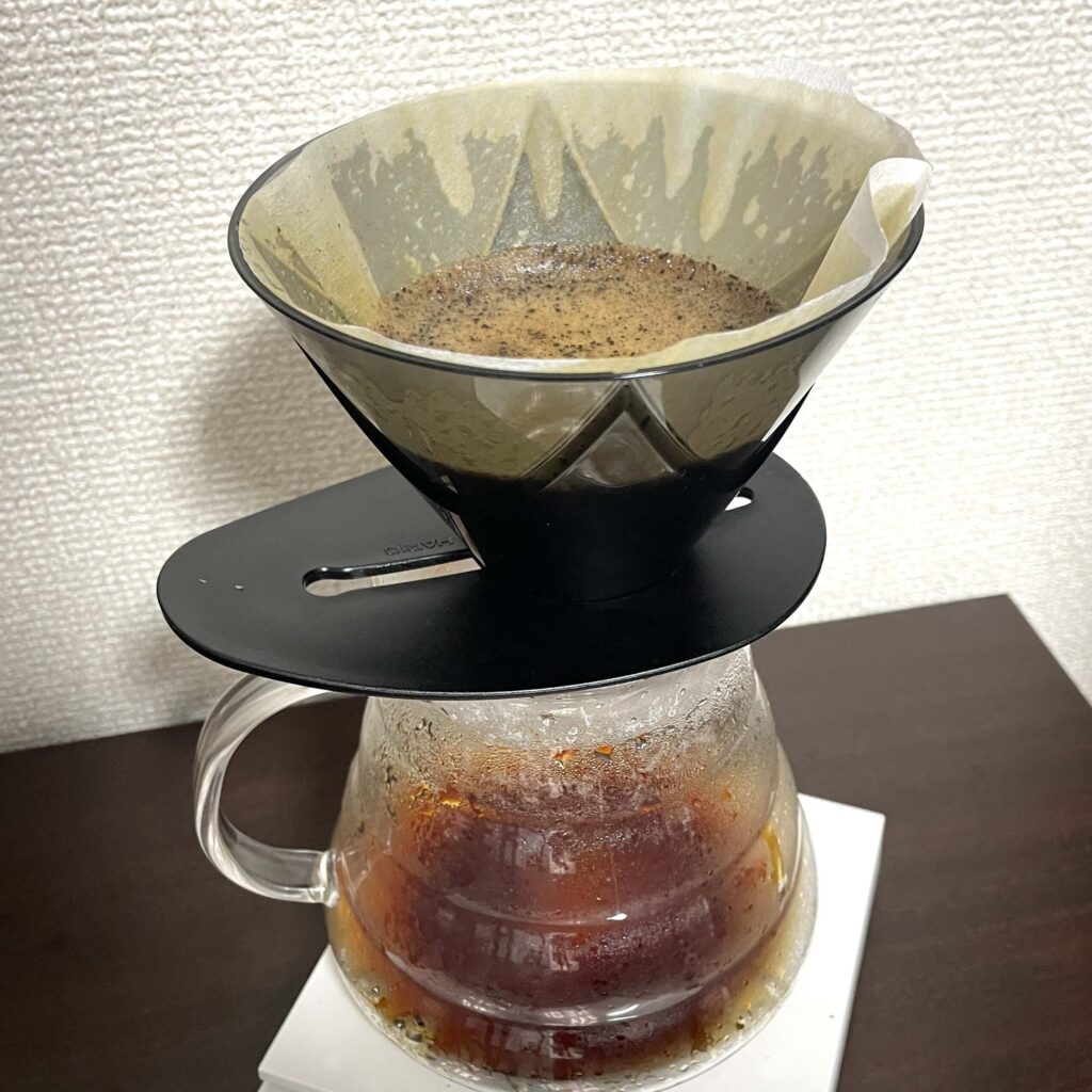 ハリオのMUGENドリッパーを使用したジャイアント・ステップスのハンドドリップ抽出風景