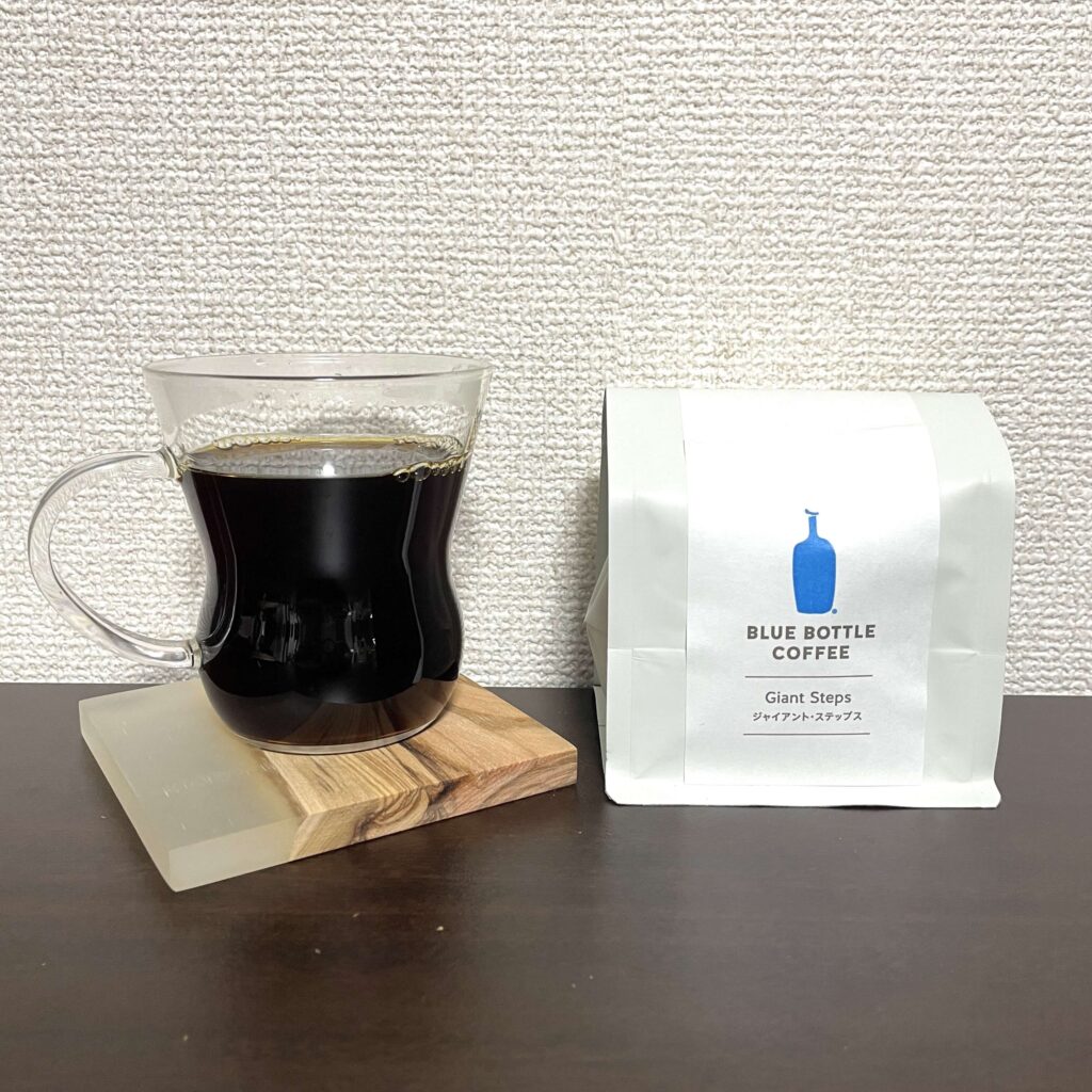 抽出したジャイアント・ステップスのブラックコーヒーとパッケージ。