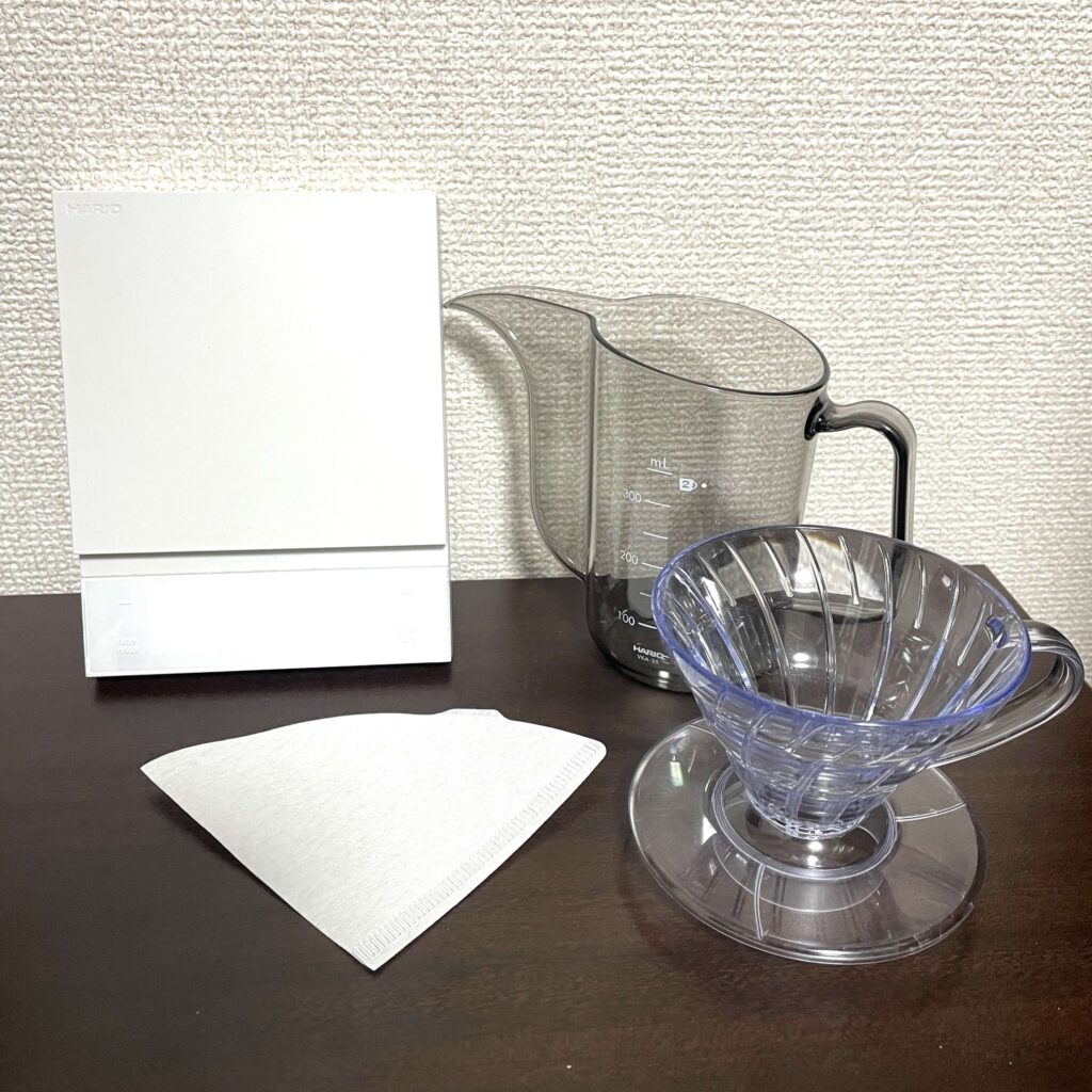 筆者愛用の、スケール、ドリッパー、ペーパー、ケトルの４点
