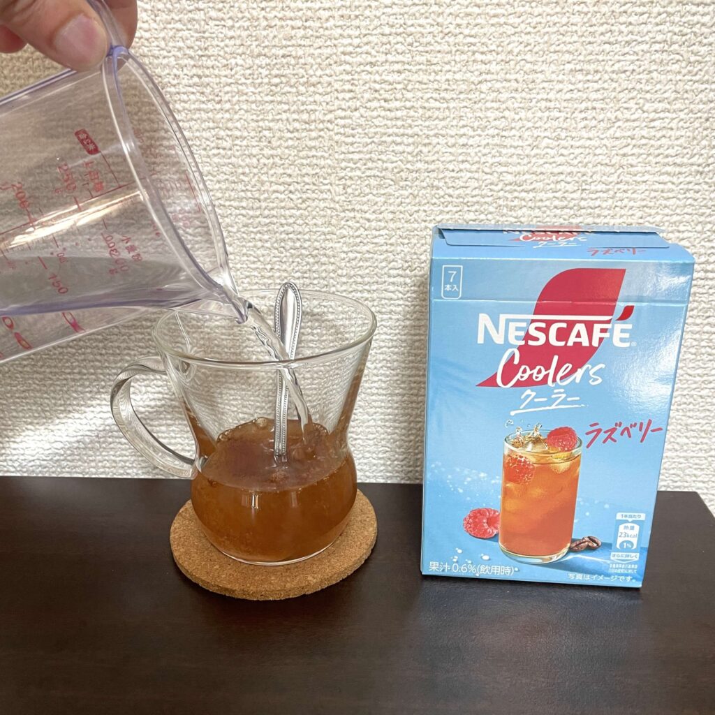 ネスカフェ クーラーを水で溶かしている様子