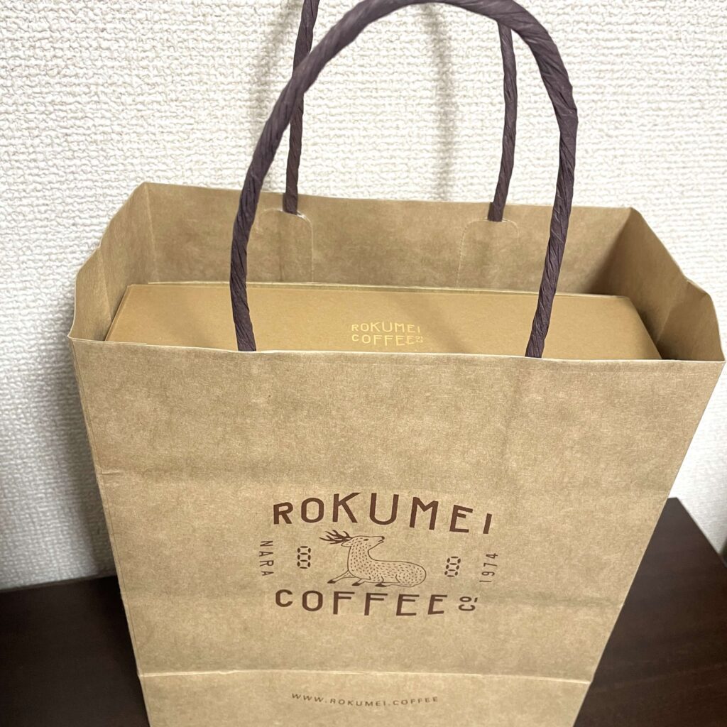 クラフトコーヒーを紙袋に入れた様子（重い）