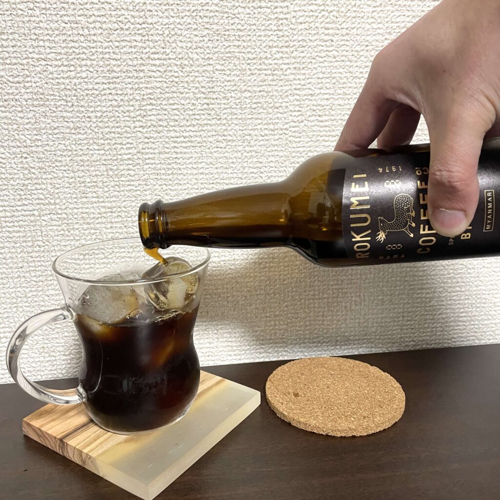 クラフトコーヒーをグラスに氷を入れ注ぐ様子