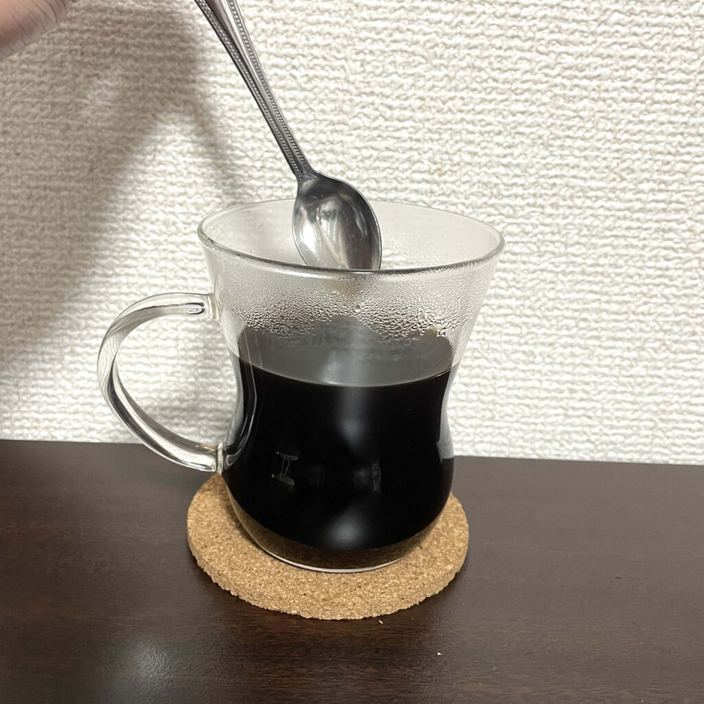 INIC coffee(イニックコーヒー)がお湯ですぐ溶けている様子