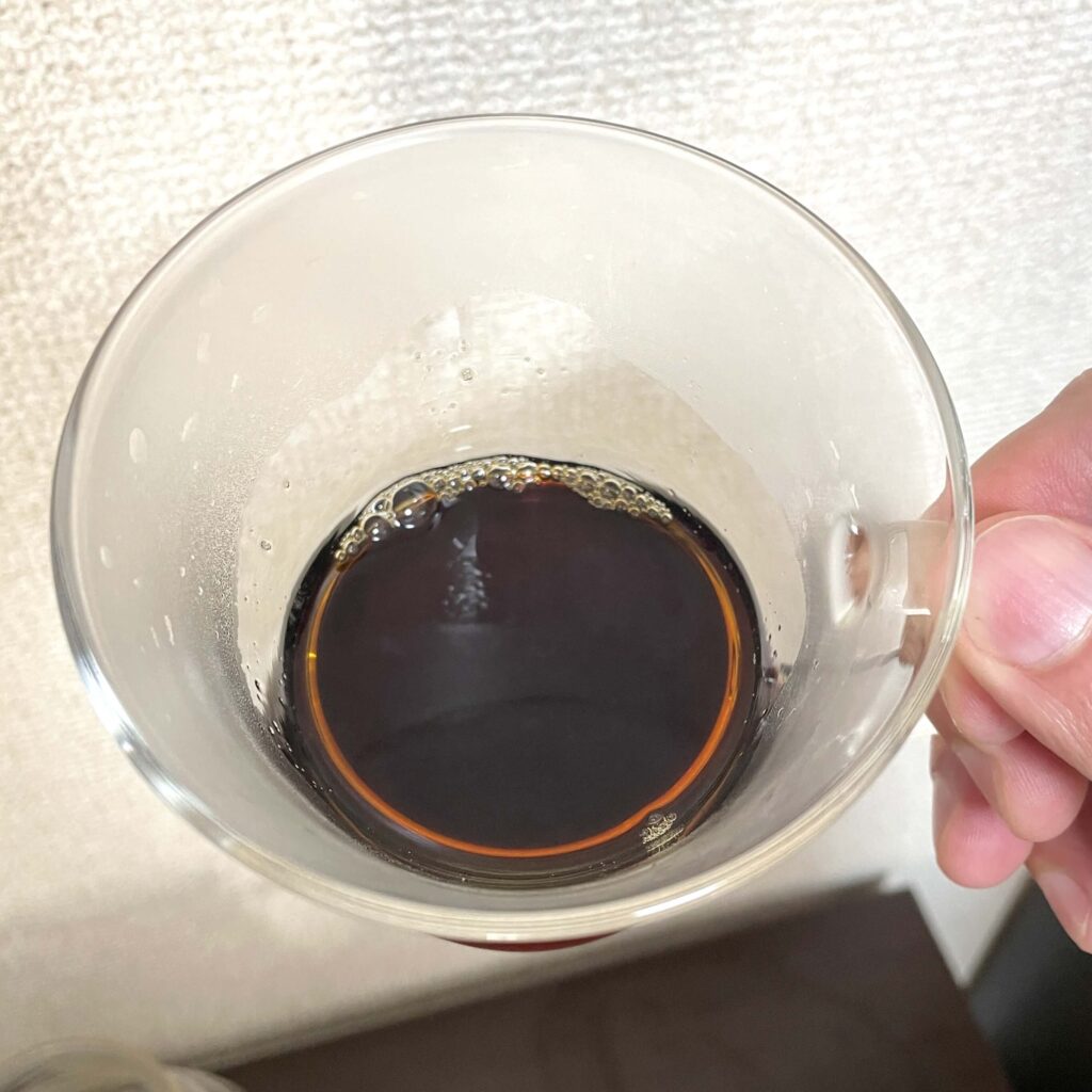 ガラスカップで検証している様子。