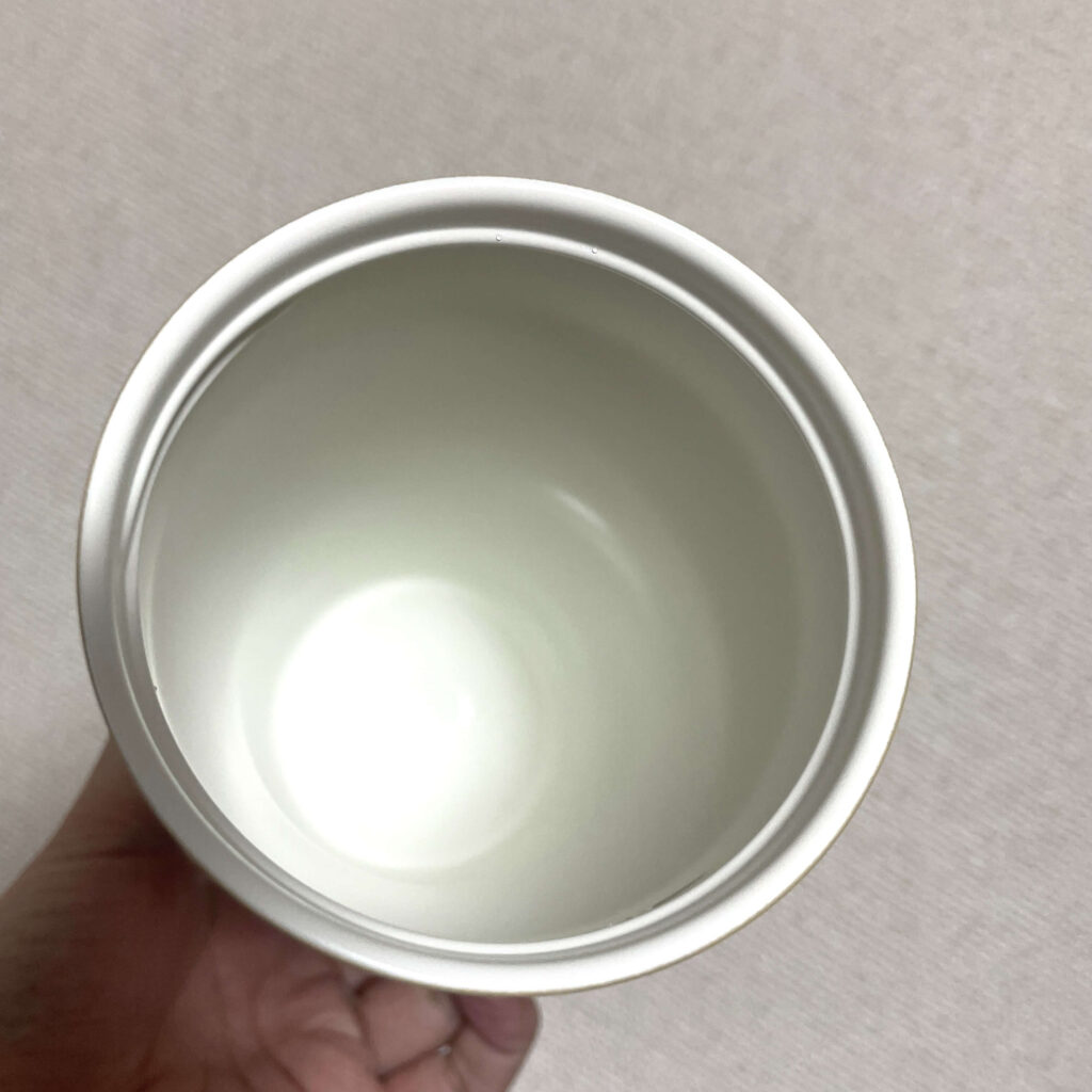 セラミックタンブラーの内面はツルツルでコーヒー染みが付きにくい