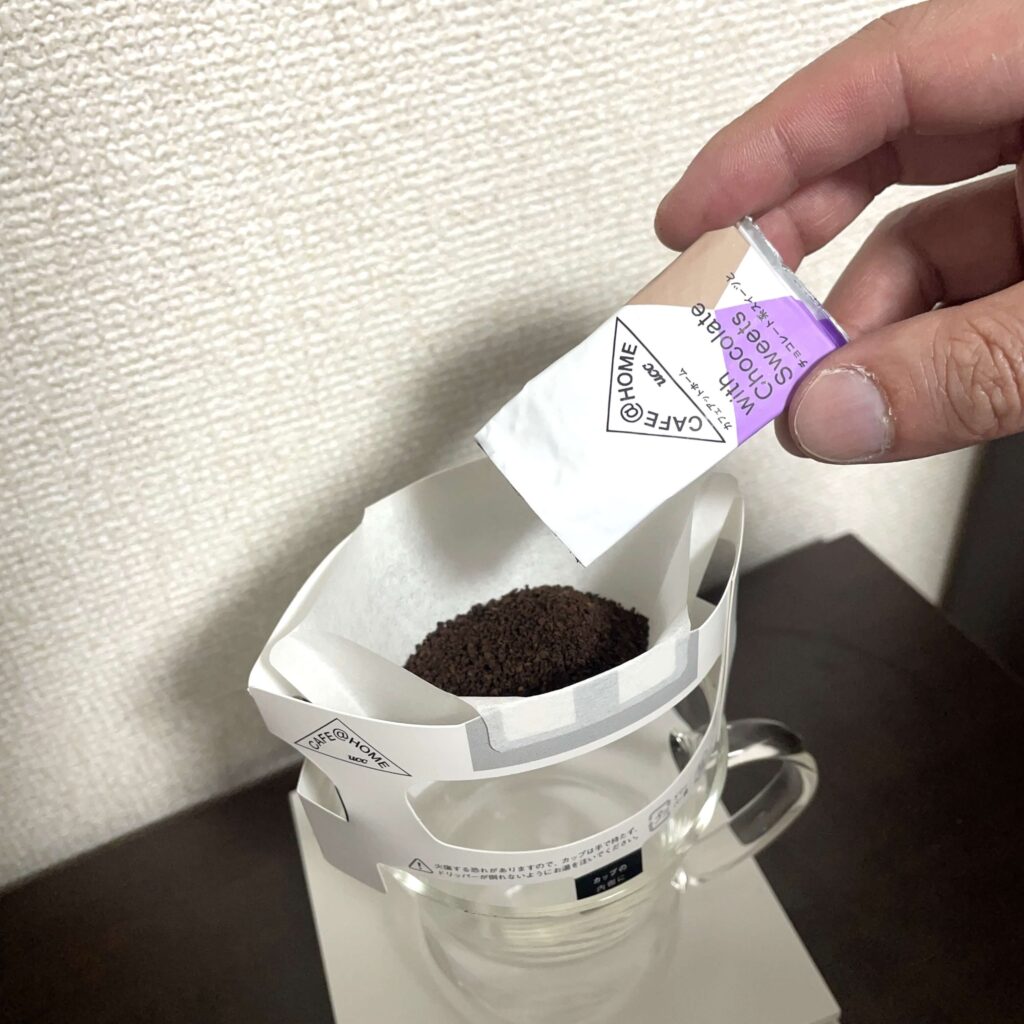 CAFE@HOMEのドリッパーに真空パックの粉を透過している様子