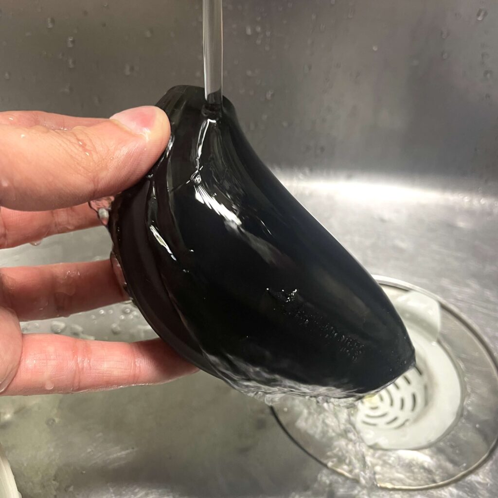 MHW-3BOMBERのコーヒーブロワーを水洗いしてる様子