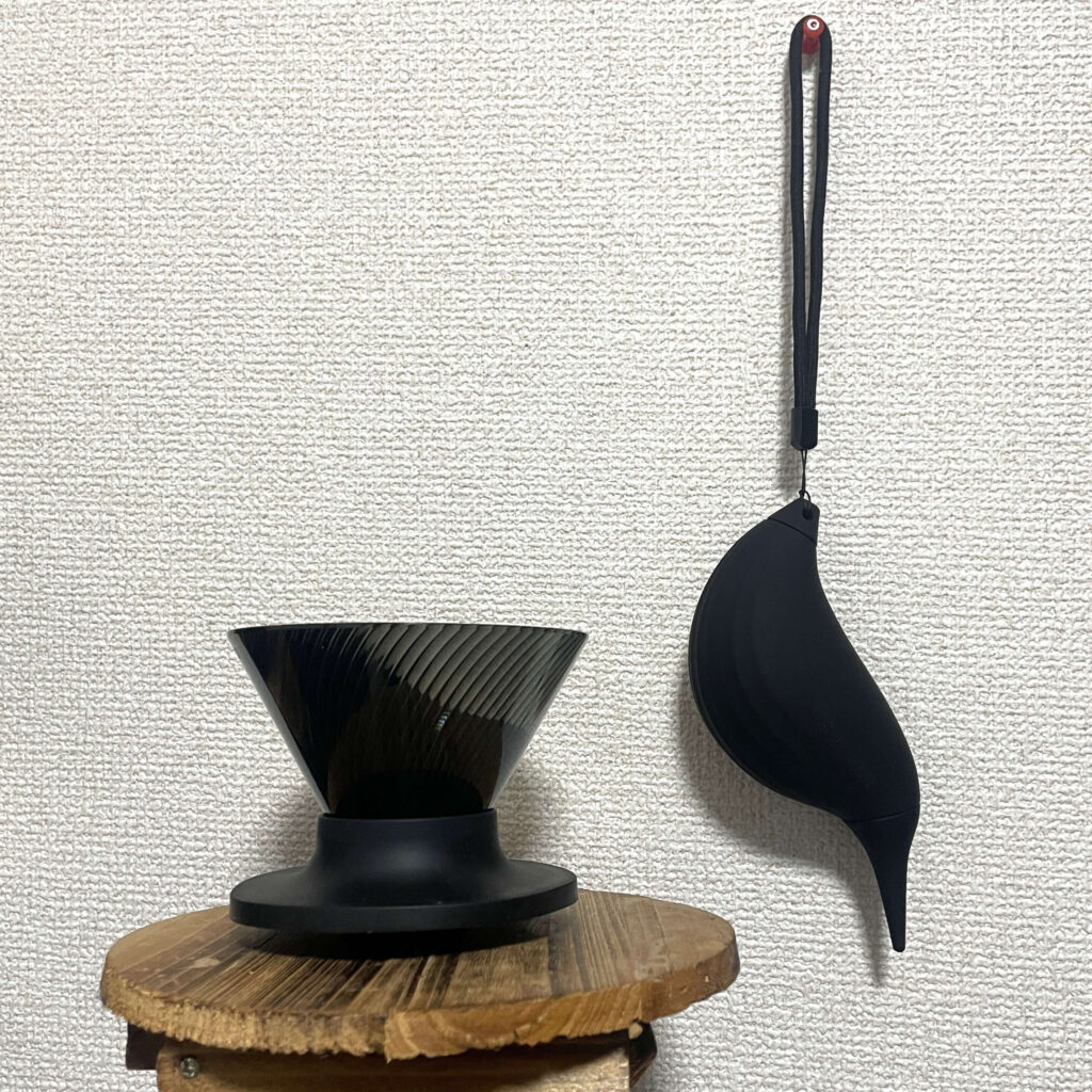 MHW-3BOMBERのコーヒーブロワーをつるした様子