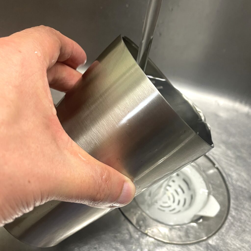 30分つけ置き後に水で流す様子