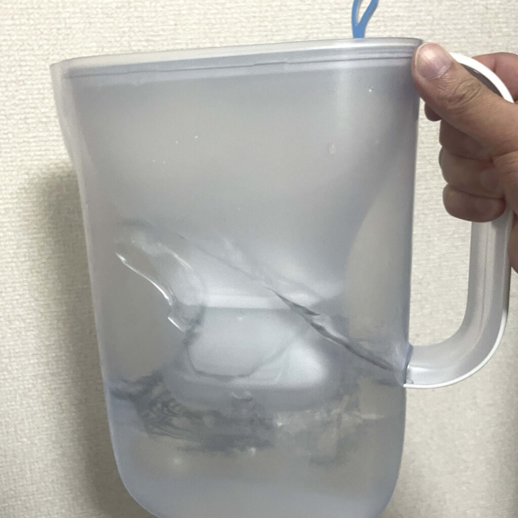 ブリタ（BRITA）の結露を流す様子