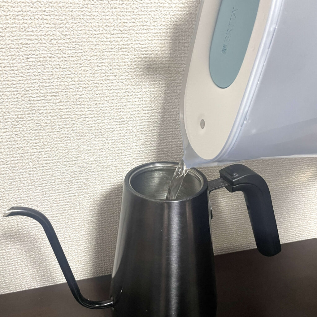 ブリタ（BRITA）からコーヒーケトルの水を移す様子
