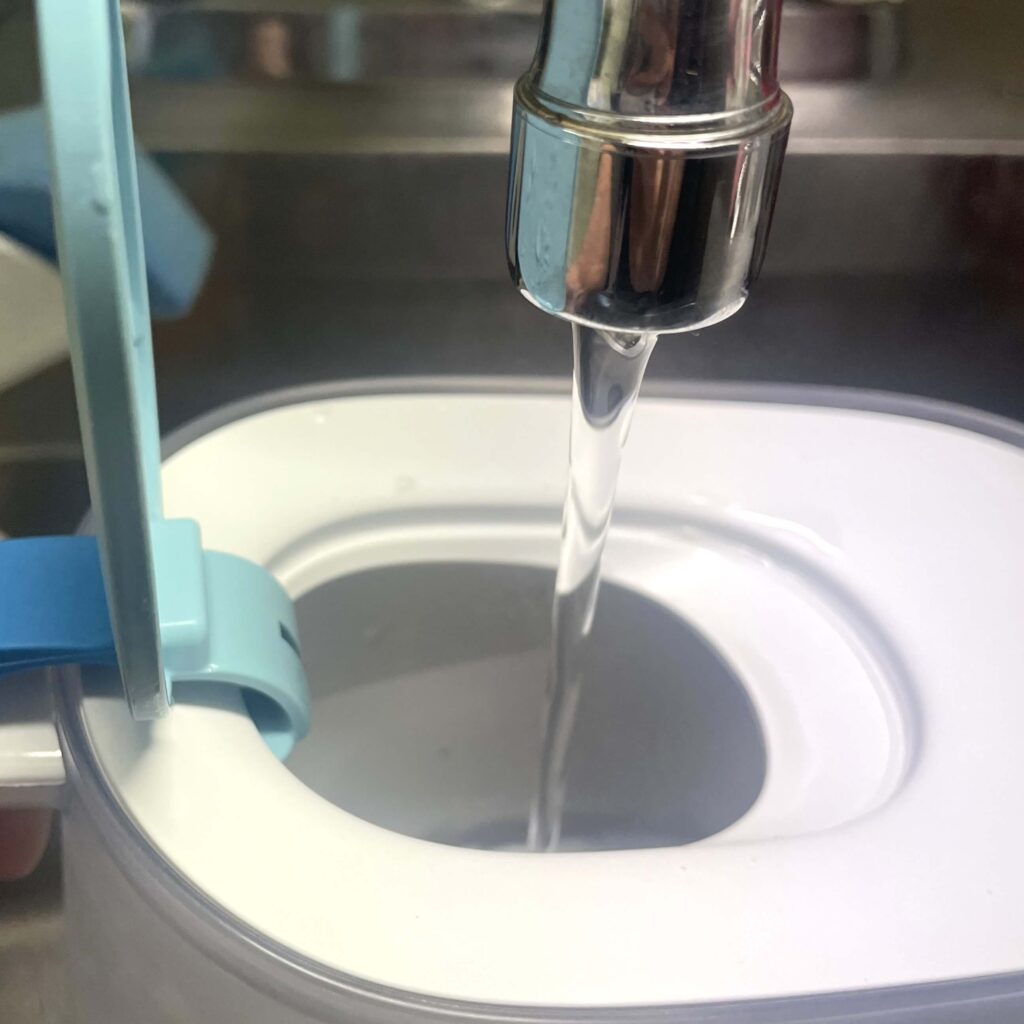 水道水をブリタ（BRITA）で浄水してる様子