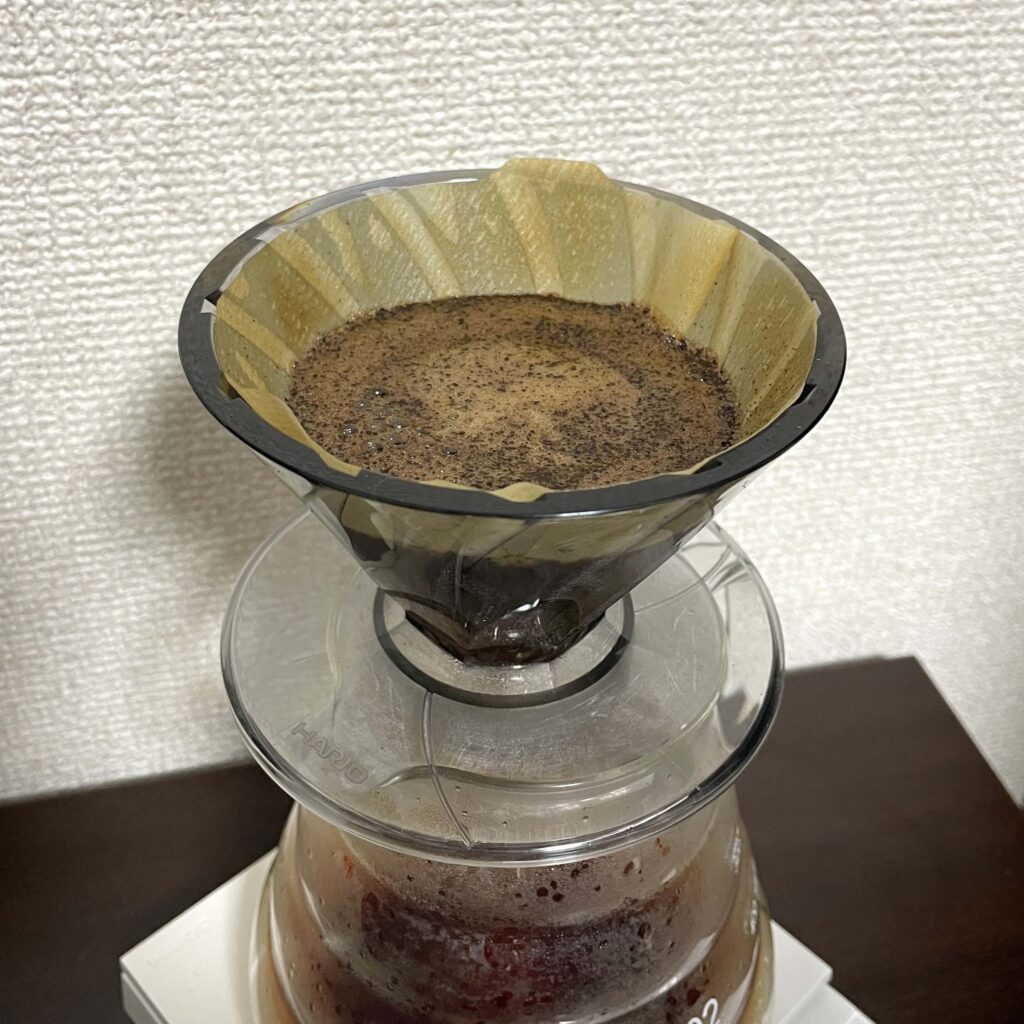 プンタルト「ベージュラベル」をALPHAドリッパーで抽出する様子