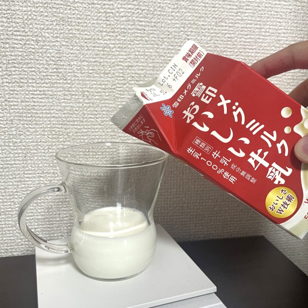 飲み比べ時の牛乳を測る様子