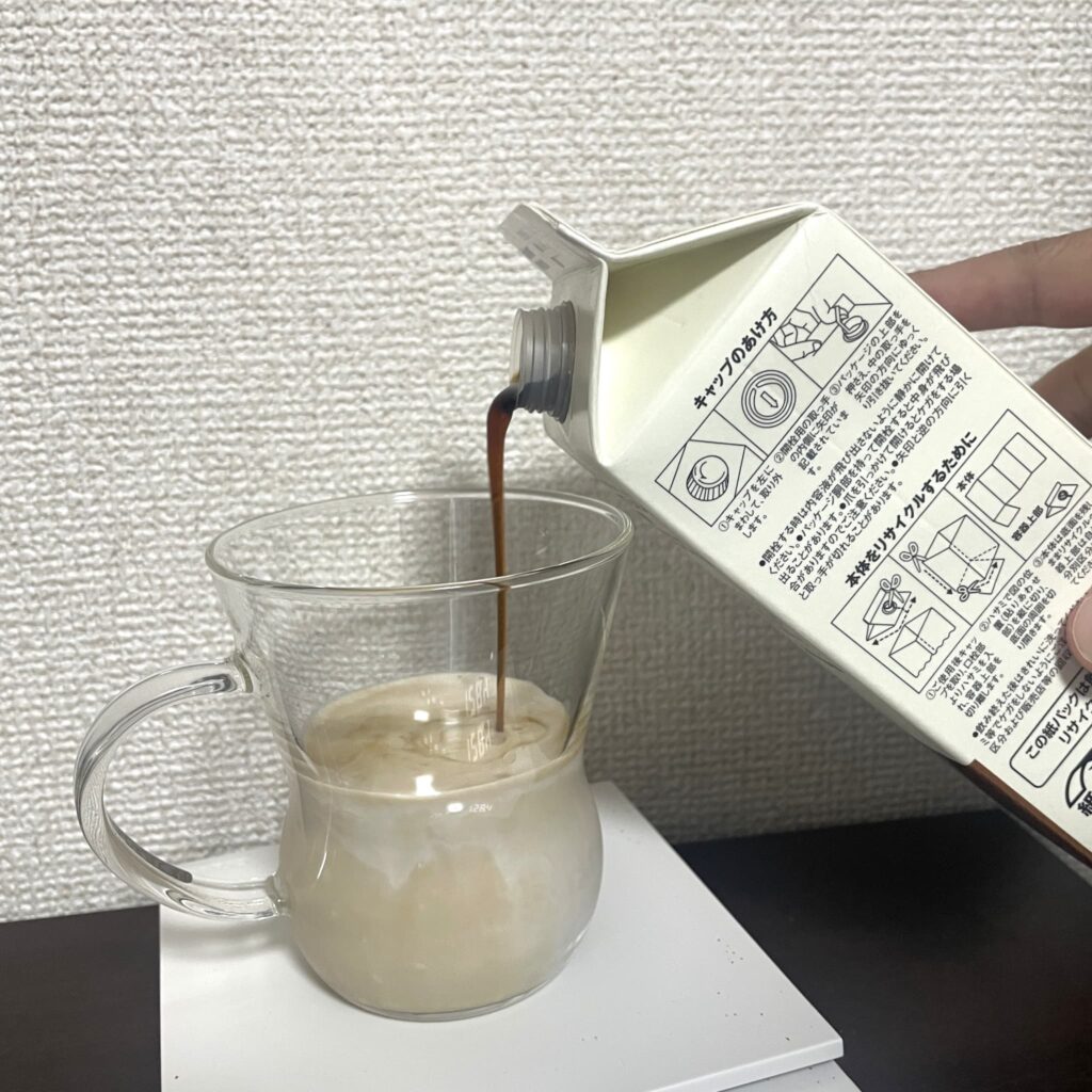 カフェオレベースを牛乳で希釈している様子