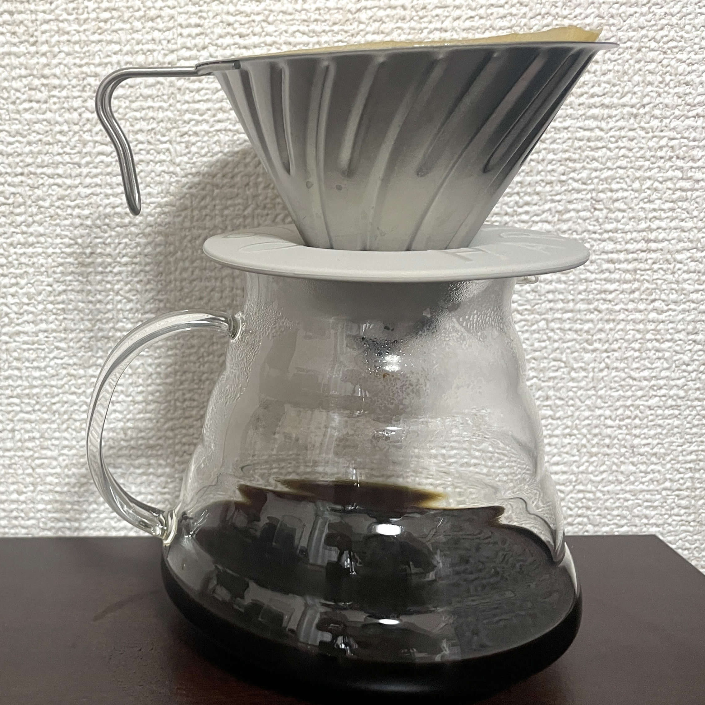 チタンドリッパーで抽出している様子