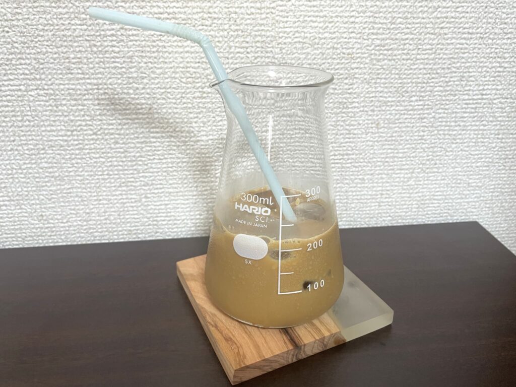 丸福珈琲店「瓶詰めアイスコーヒー」を飲んだ様子