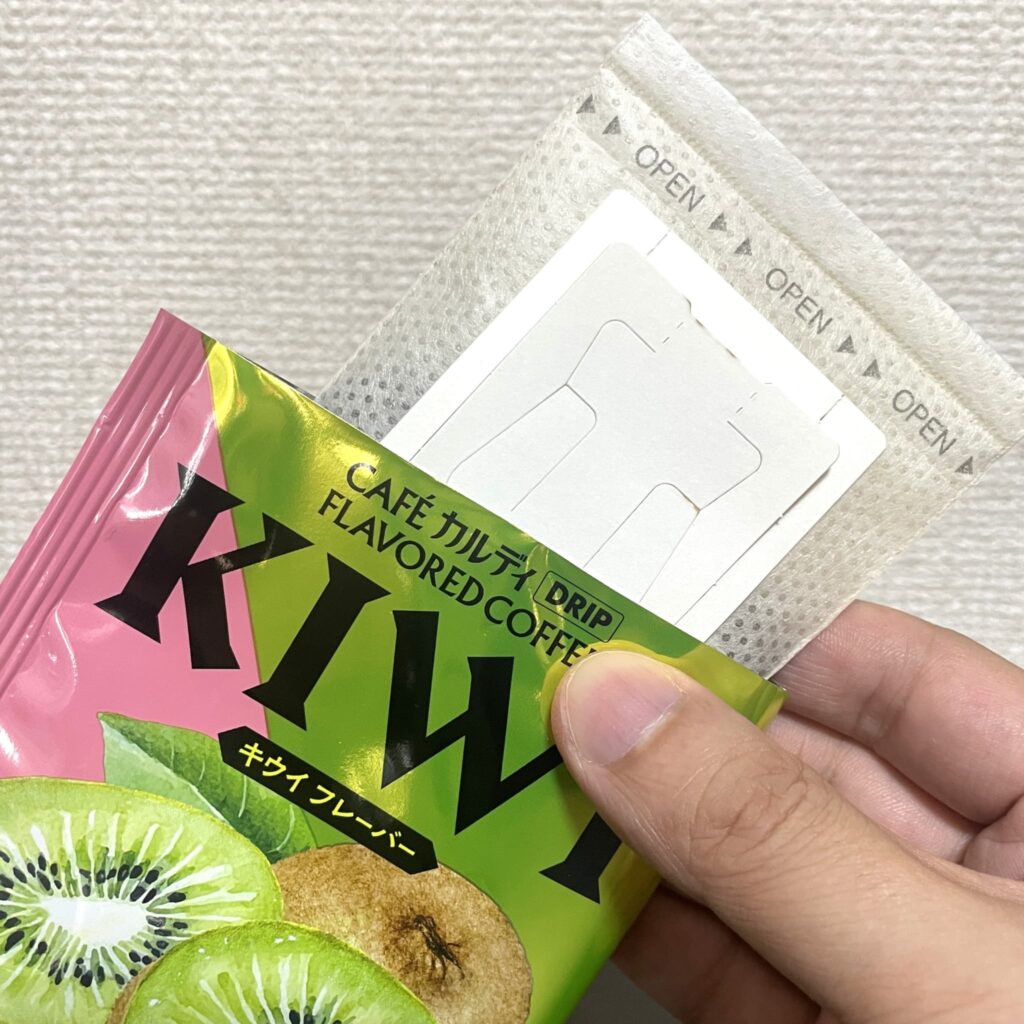 カルディのキウイフレーバーの香りを嗅ぐ様子
