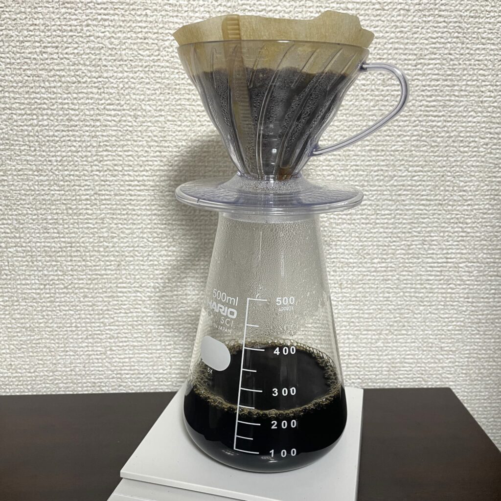 ハリオのコニカルビーカー500mlをサーバーとして使う様子