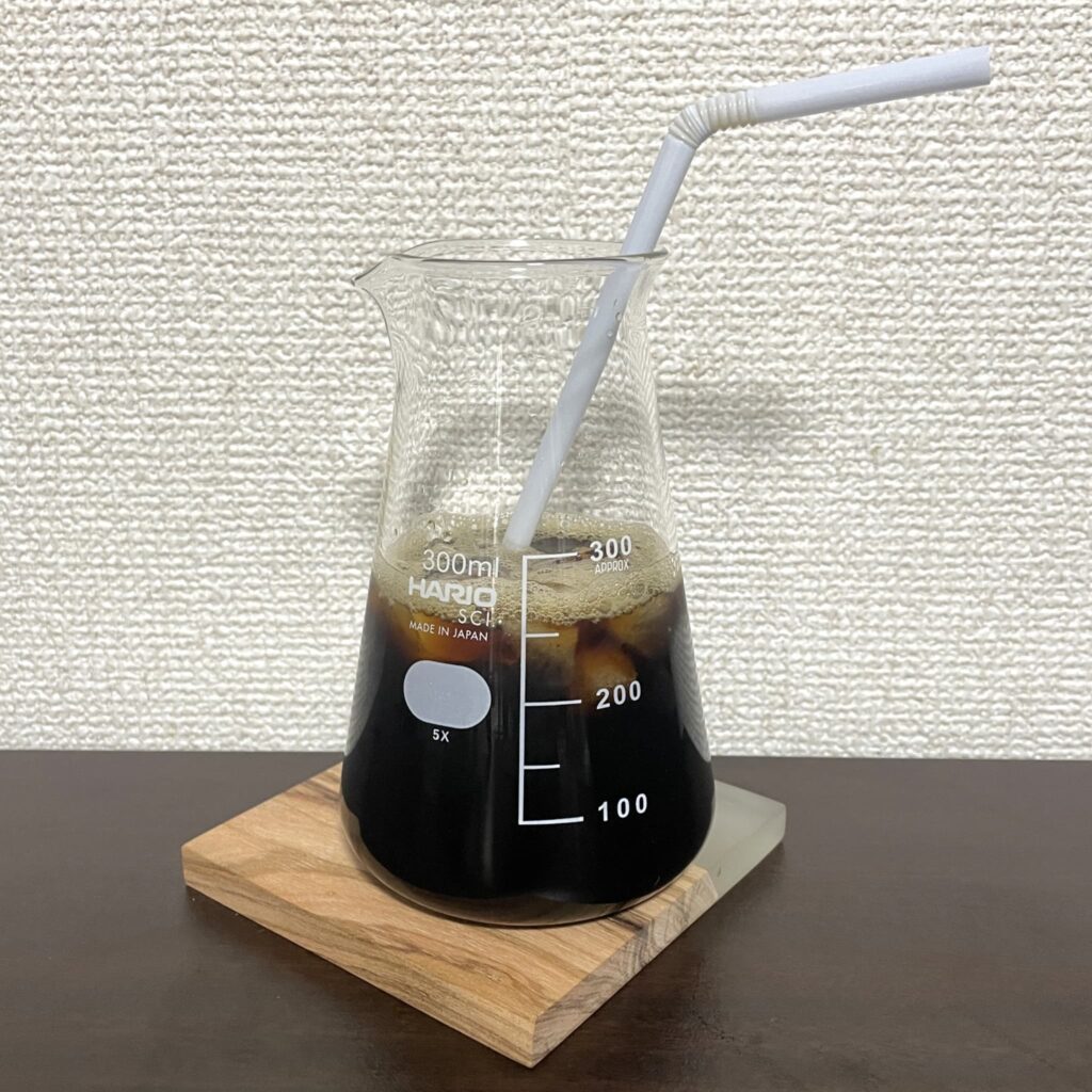 ハリオのコニカルビーカーをグラスのようにアイスコーヒーを楽しむ様子