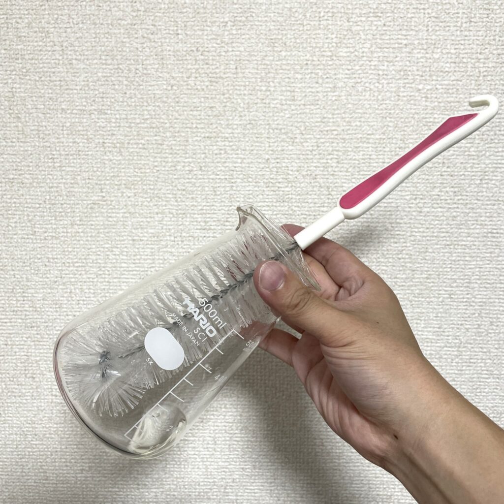 ハリオのコニカルビーカーをブラシで洗う様子